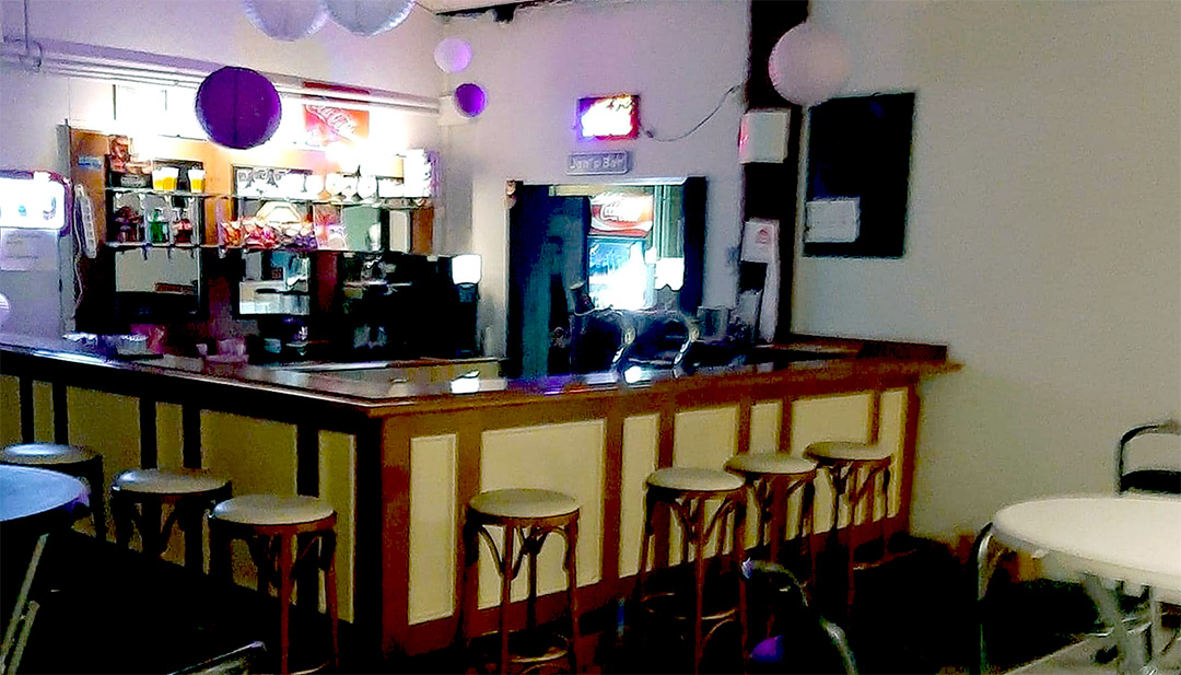 vrijdagmiddagborrel-in-de-COV Gezellig drankje doen aan de bar bij Stichting COV